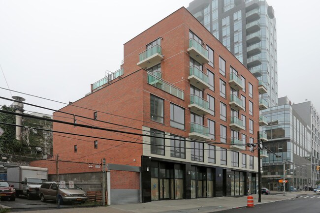 2301 41st Ave in Long Island City, NY - Foto de edificio - Building Photo