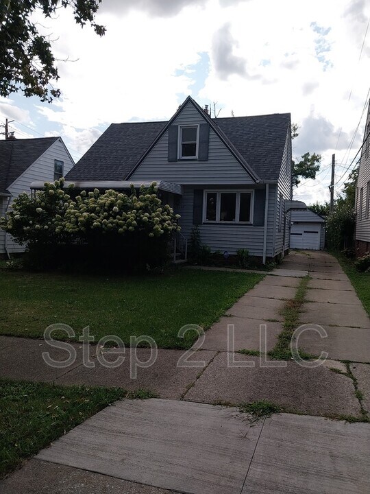 5048 Claremont Blvd in Garfield Heights, OH - Foto de edificio
