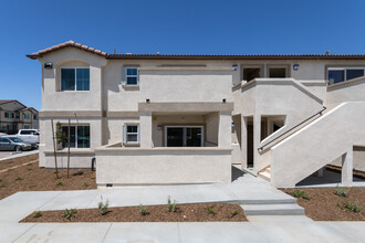 LAS CASITAS in Hesperia, CA - Foto de edificio - Building Photo