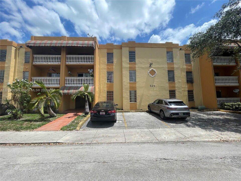 525 W 69th St in Hialeah, FL - Building Photo