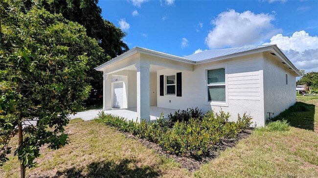 4970 SE Jack Ave in Stuart, FL - Building Photo - Building Photo
