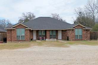 711-725 N Sharp St in Franklin, TX - Building Photo - Building Photo