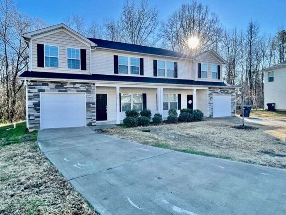 302 Village Creek Way in Salisbury, NC - Building Photo