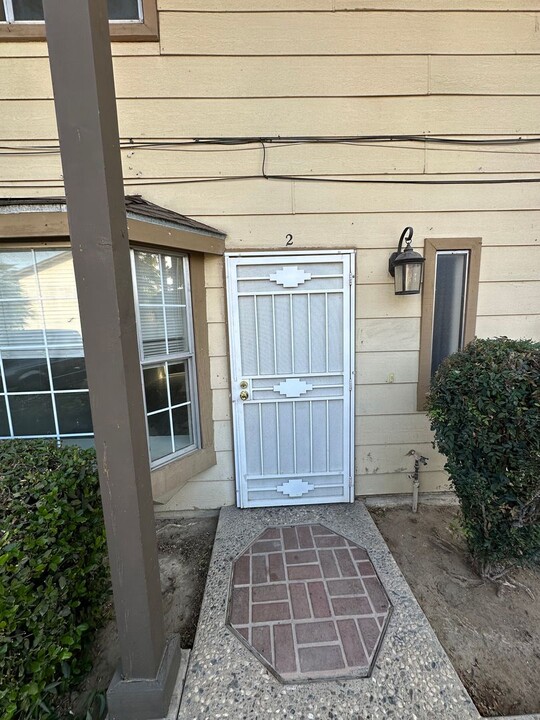 1943 Shadowbrook Dr-Unit -1943 Shadowbrook #2 in Merced, CA - Foto de edificio