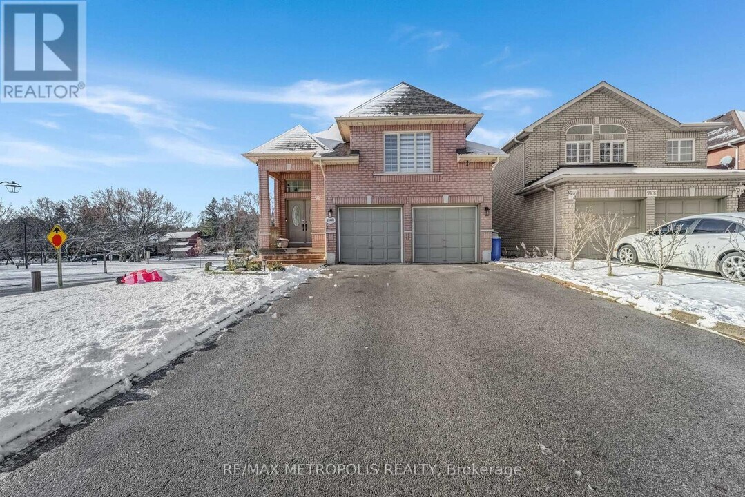 1800 Holbrook Ct in Pickering, ON - Building Photo