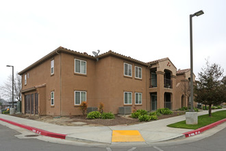 Avalon Family Apartments in Corcoran, CA - Foto de edificio - Building Photo