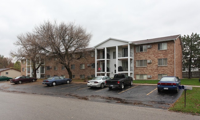 Country Manor Apartments in Potterville, MI - Building Photo - Building Photo