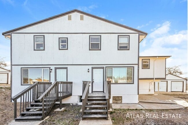 property at 3210 W Longfellow Pl