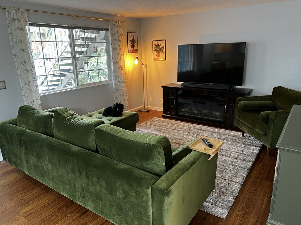 2133 Hawkins Ln in Eugene, OR - Building Photo