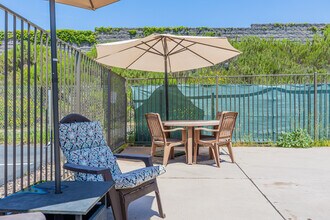 Royal Oakdale Apartments in El Cajon, CA - Foto de edificio - Building Photo