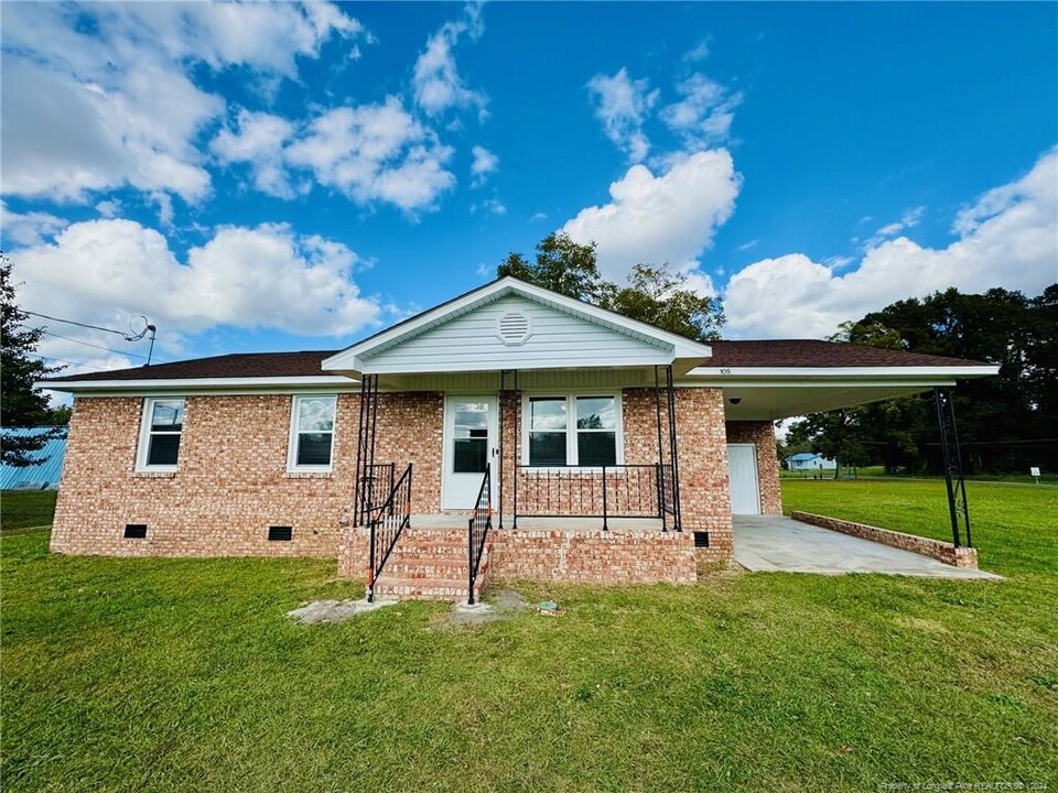 105 E Railroad St in Pembroke, NC - Building Photo