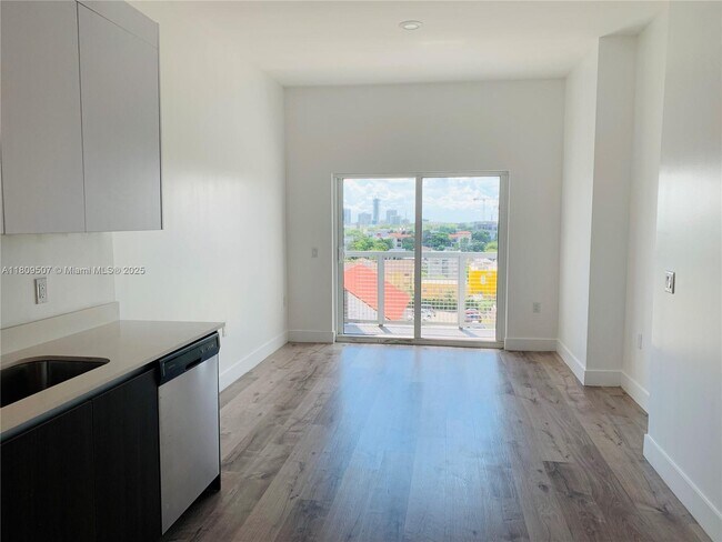 39 NW 7th Ave in Miami, FL - Building Photo - Building Photo