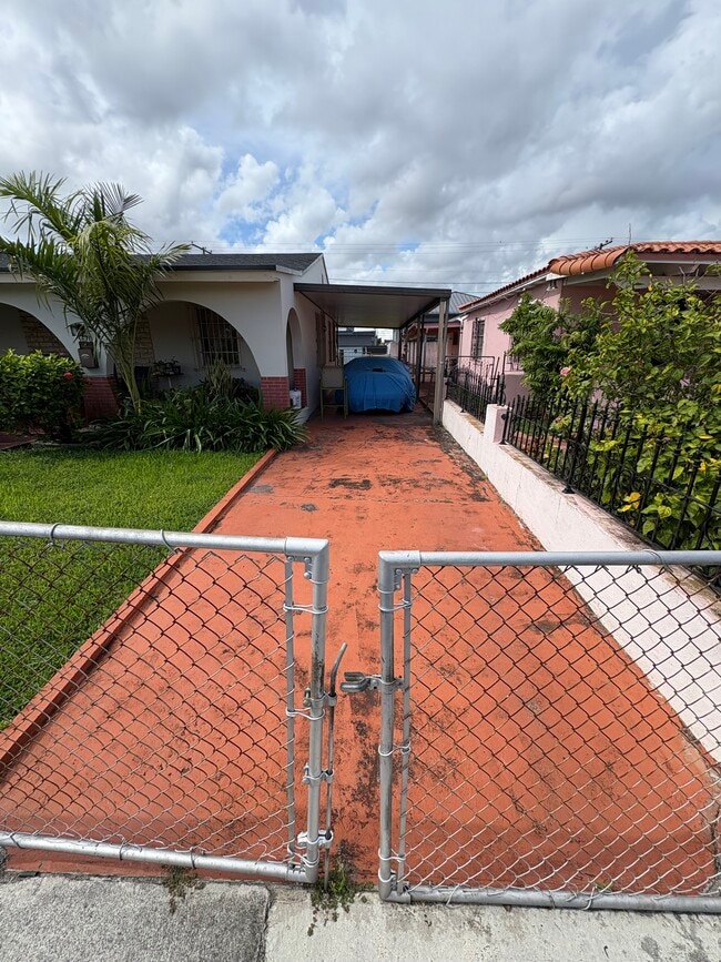 3670 NW 18th Terrace in Miami, FL - Building Photo - Building Photo