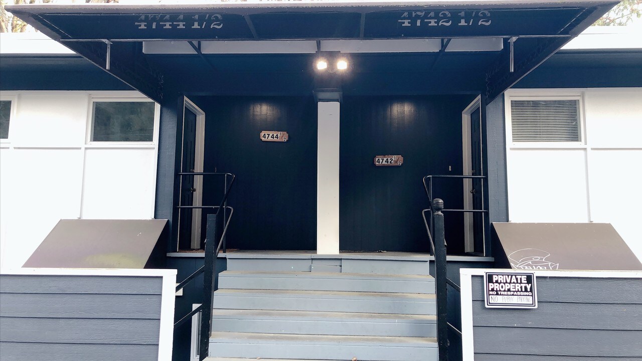 4742 22nd Ave NE in Seattle, WA - Building Photo