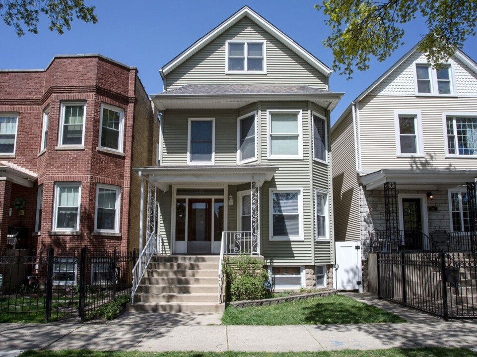 2440 W Cuyler Ave in Chicago, IL - Building Photo