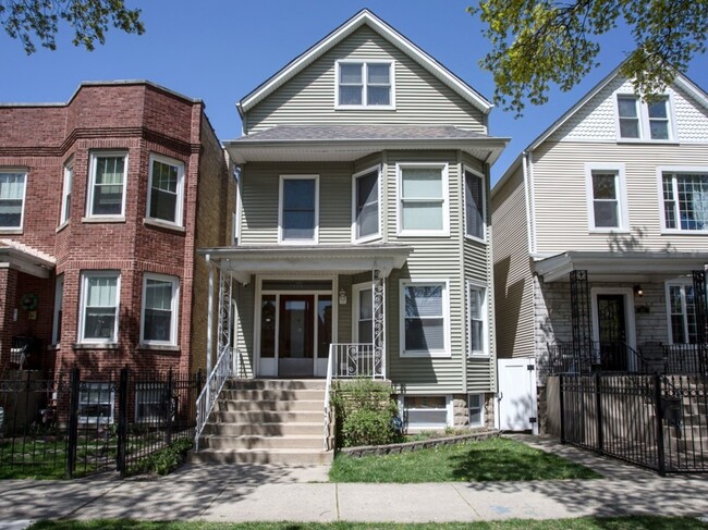 property at 2440 W Cuyler Ave