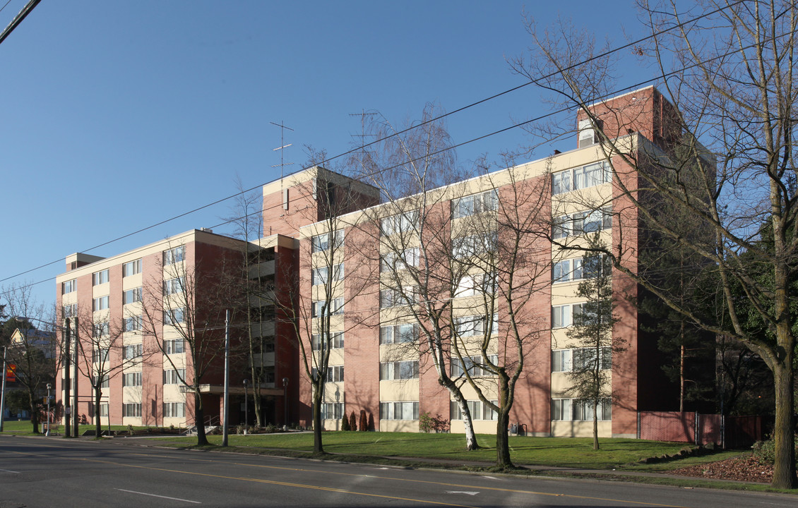 Barton Place in Seattle, WA - Building Photo