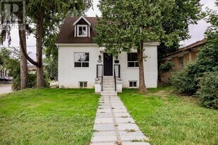 129 Major Mackenzie Dr E in Richmond Hill, ON - Building Photo