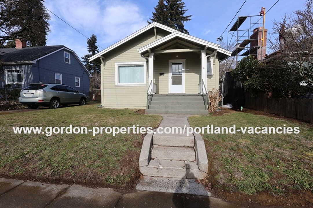 717 NE Holland St in Portland, OR - Building Photo