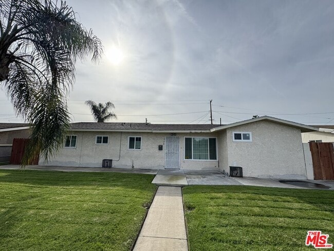 328 W Ball Rd in Anaheim, CA - Building Photo - Building Photo