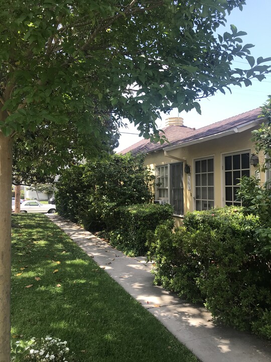 11657 Magnolia Blvd in North Hollywood, CA - Foto de edificio