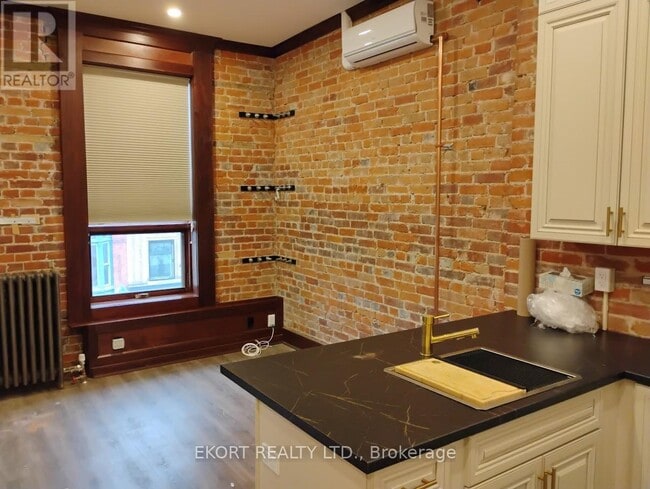 251 Front St in Belleville, ON - Building Photo - Building Photo