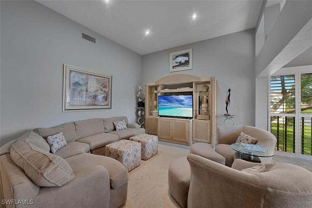 583 Beachwalk Cir in Naples, FL - Foto de edificio