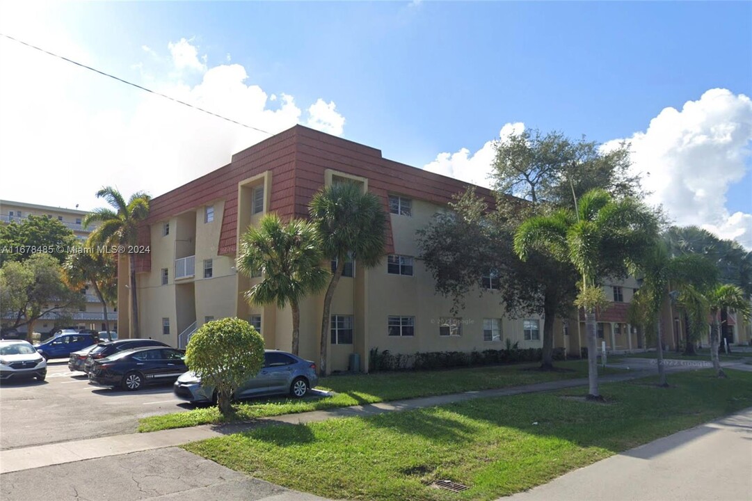 1300 Moffett St in Hallandale Beach, FL - Building Photo