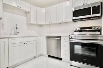 9974 SW 88th St in Miami, FL - Building Photo - Building Photo