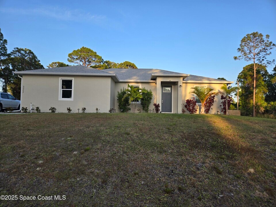 321 Battersea Ave SE in Palm Bay, FL - Building Photo