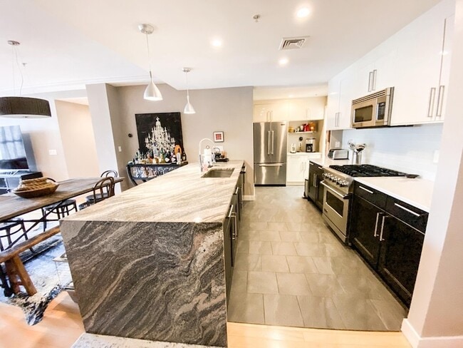 323 Boylston St, Unit 201 in Brookline, MA - Foto de edificio - Building Photo