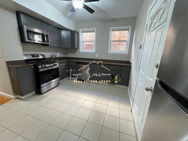 68 Bellevue St, Unit 2 in Boston, MA - Foto de edificio - Building Photo