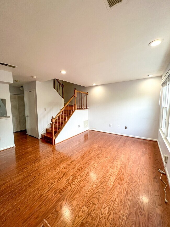 14425 Gringsby Ct in Centreville, VA - Building Photo - Building Photo