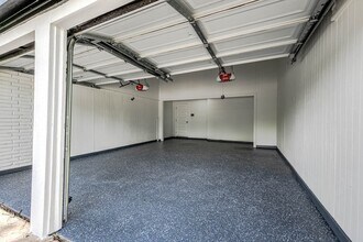 7702 Richmond Ave. in Houston, TX - Building Photo - Building Photo