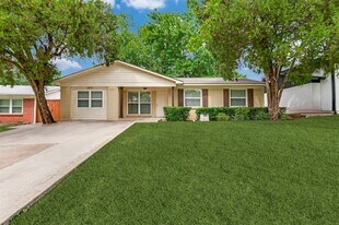 8635 Ashcroft Ave in Dallas, TX - Building Photo