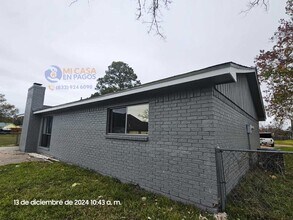 124 Candlelight Ln in Livingston, TX - Foto de edificio - Building Photo