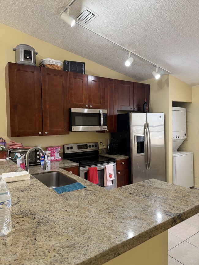 2521 NW 56th Ave, Unit 8 in Lauderhill, FL - Building Photo - Building Photo