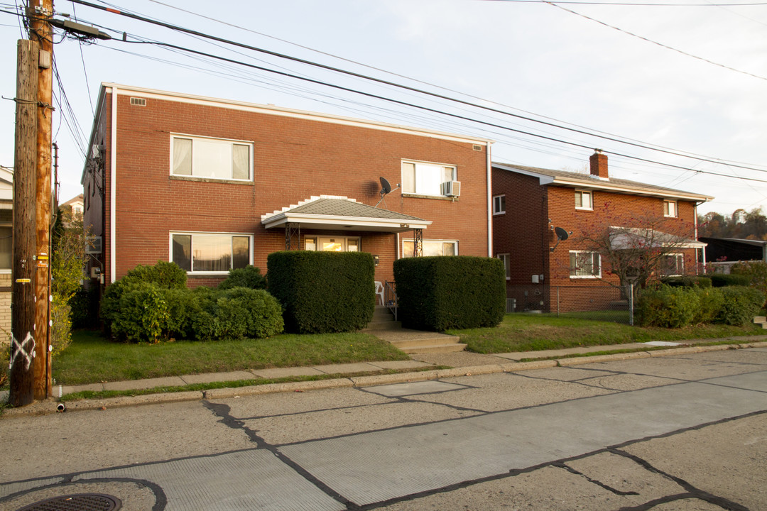 130 3rd St in Neville Island, PA - Building Photo