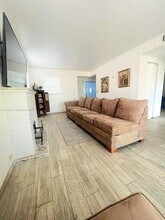 1990 NE 183rd St in North Miami Beach, FL - Foto de edificio - Building Photo