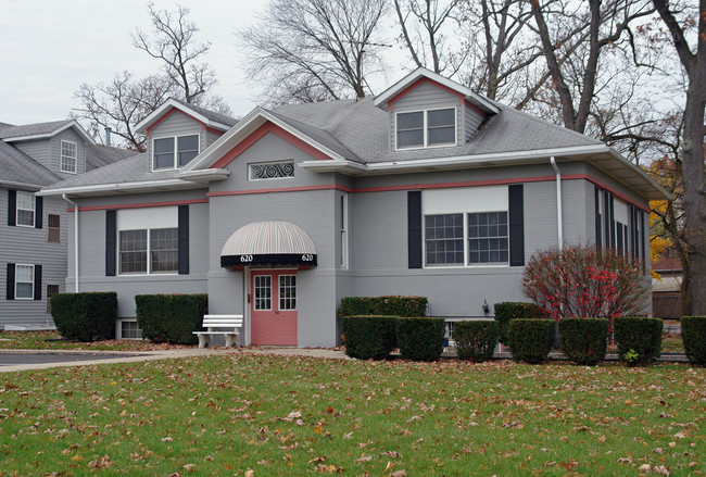 620 Rickett Rd in Brighton, MI - Foto de edificio - Building Photo