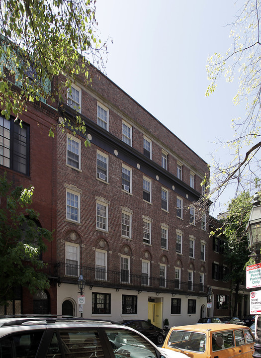 128 Chestnut St in Boston, MA - Building Photo
