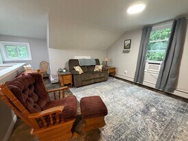 36 Edgemont Ave, Unit Upstairs in Waterville, ME - Building Photo
