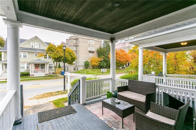 397-399 University W Ave in Rochester, NY - Foto de edificio - Building Photo
