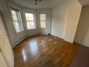 61 S Huntington Ave, Unit 3 in Boston, MA - Foto de edificio - Building Photo
