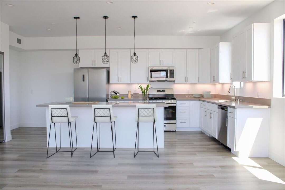 5612 Lexington Ave in Los Angeles, CA - Building Photo