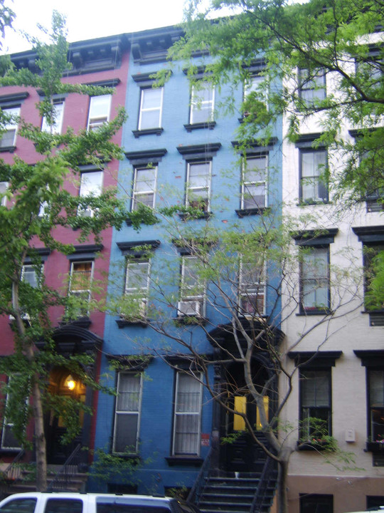 222 E 18th St in New York, NY - Building Photo