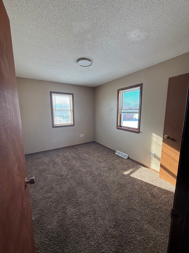 1014 Castlewood Dr in Brookings, SD - Building Photo - Building Photo