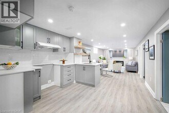 919 Brucedale Ave E in Hamilton, ON - Building Photo - Building Photo