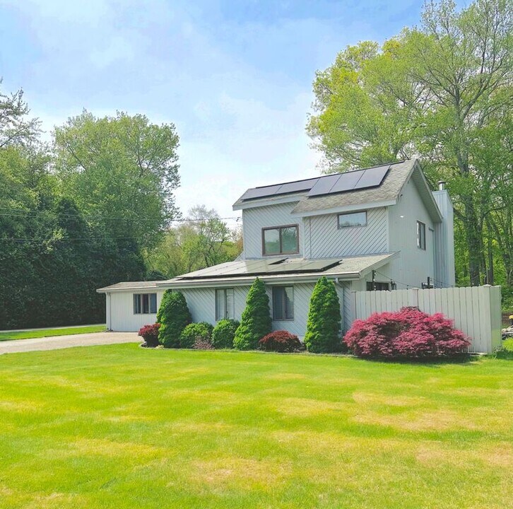 10 Herster Dr in East Lyme, CT - Building Photo