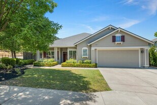 300 Homewood Ct in Cloverdale, CA - Building Photo